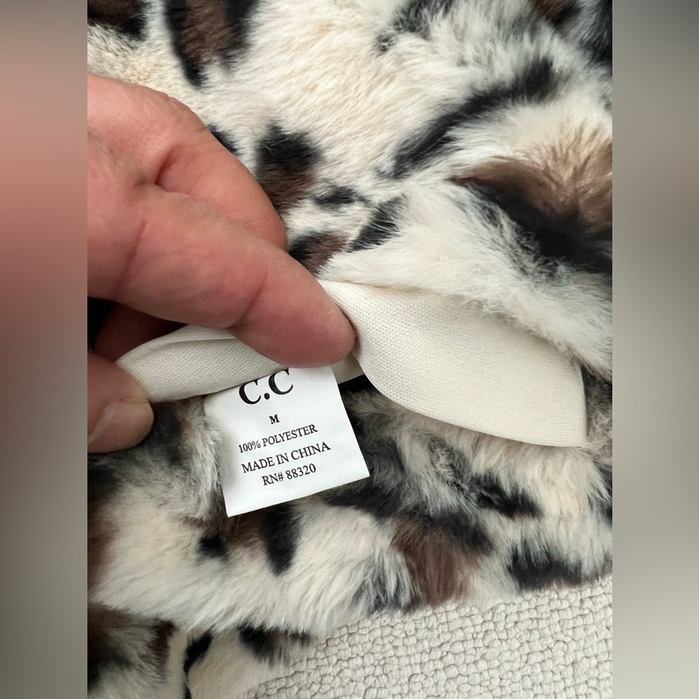 C.C.BEANIE REVERSIBLE LEOPARD PRINT
SHERPA/FAUX FUR VEST, size M - Picture 10 of 11